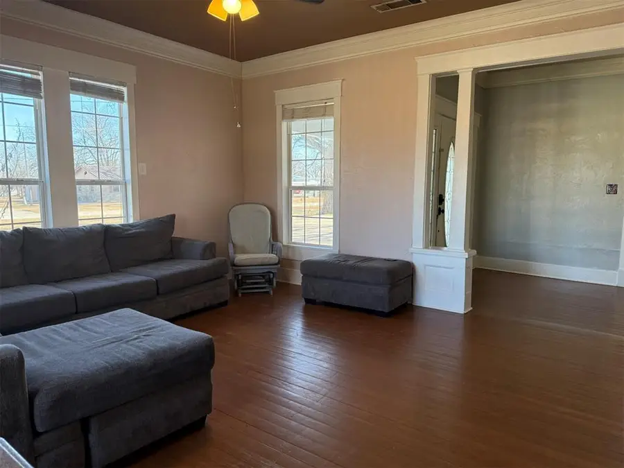 211 N Choctaw Avenue, Caddo, OK 74729 - #3