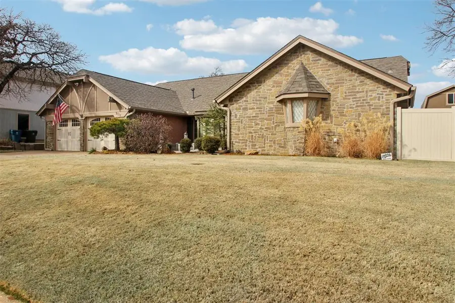 9111 Oak Hollow Drive, Midwest City, OK 73110 - #2