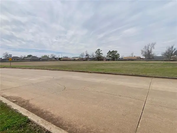 2411 W Country Club Road, Chickasha, OK 73018