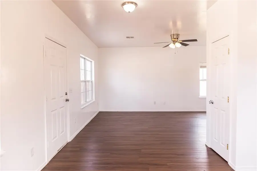 915 E Perkins Avenue, Guthrie, OK 73044 - #3