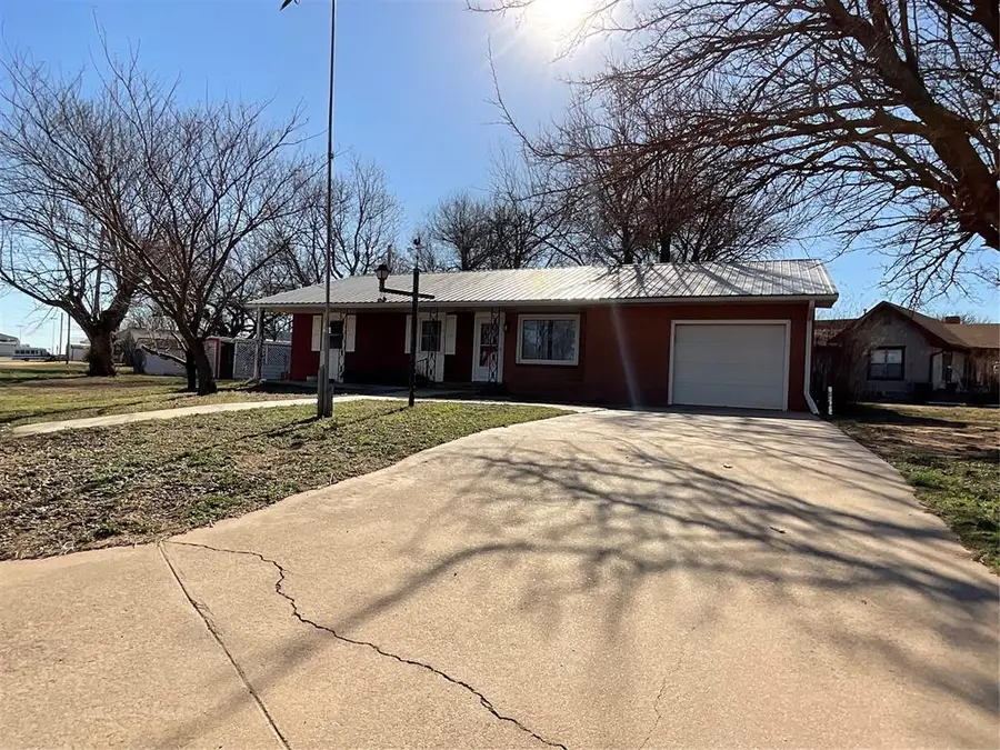 410 N Walnut Street, Seiling, OK 73663 - #3