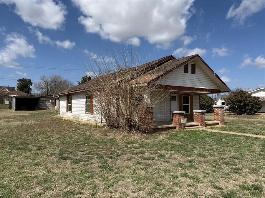 501 N Georgia Avenue, Mangum, OK 73554 - #2