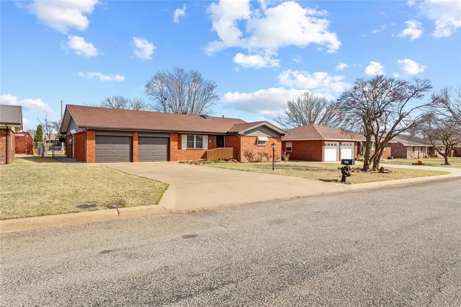 824 N Hunt Avenue, Hydro, OK 73048 - #2