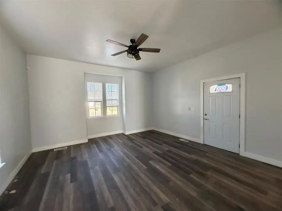 517 E Perkins Avenue, Guthrie, OK 73044 - #2