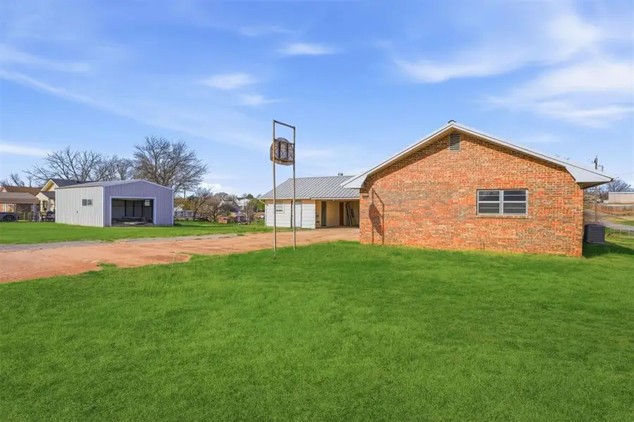 1013 N 3rd Street, Sayre, OK 73662 - #2