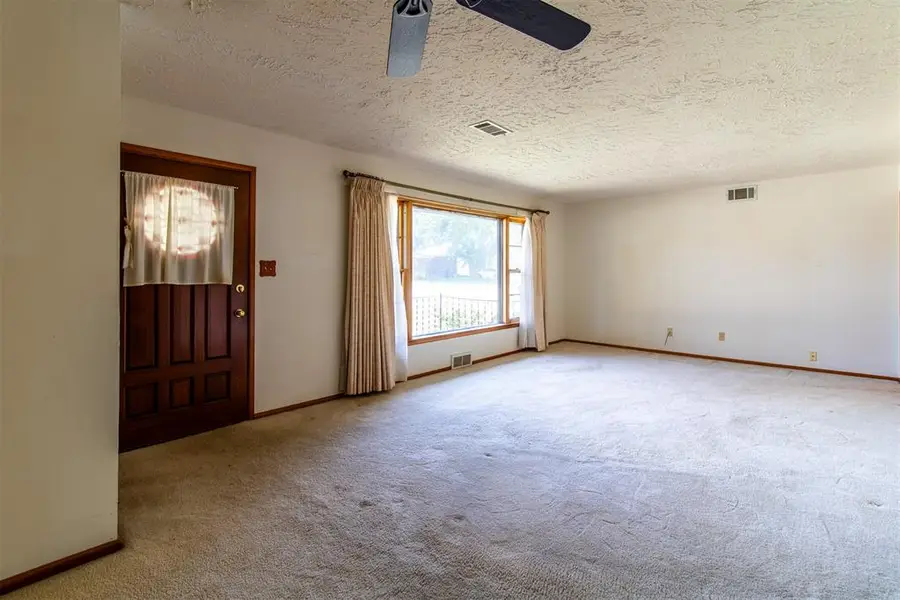 216 W Coe Drive, Midwest City, OK 73110 - #2