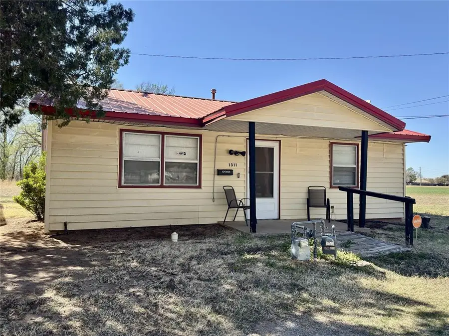 1311 N Dakota Avenue, Mangum, OK 73554 - #2