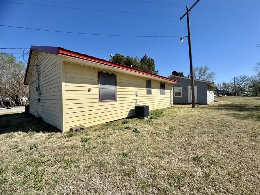 1311 N Dakota Avenue, Mangum, OK 73554 - #3