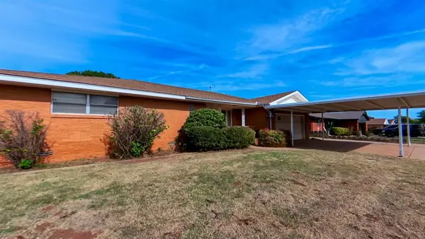 412 S 25th Street, Clinton, OK 73601