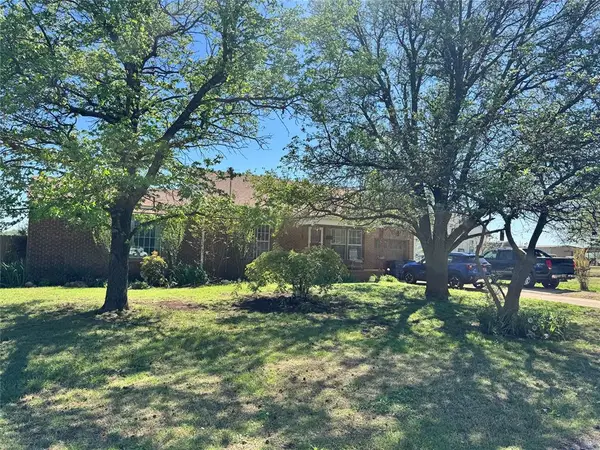 601 W Apache Street, Lindsay, OK 73052