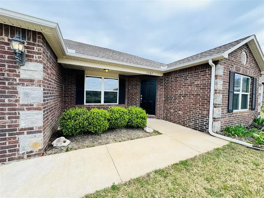 1307 W Missouri Avenue, Claremore, OK 74019 - #3