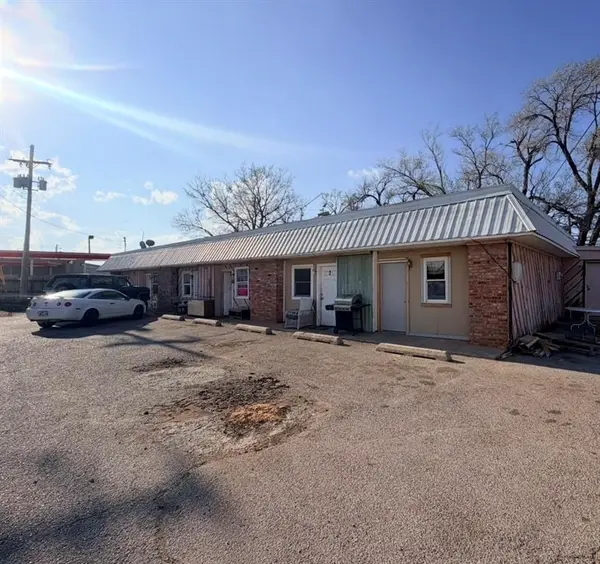 208 N 14th Street, Clinton, OK 73601
