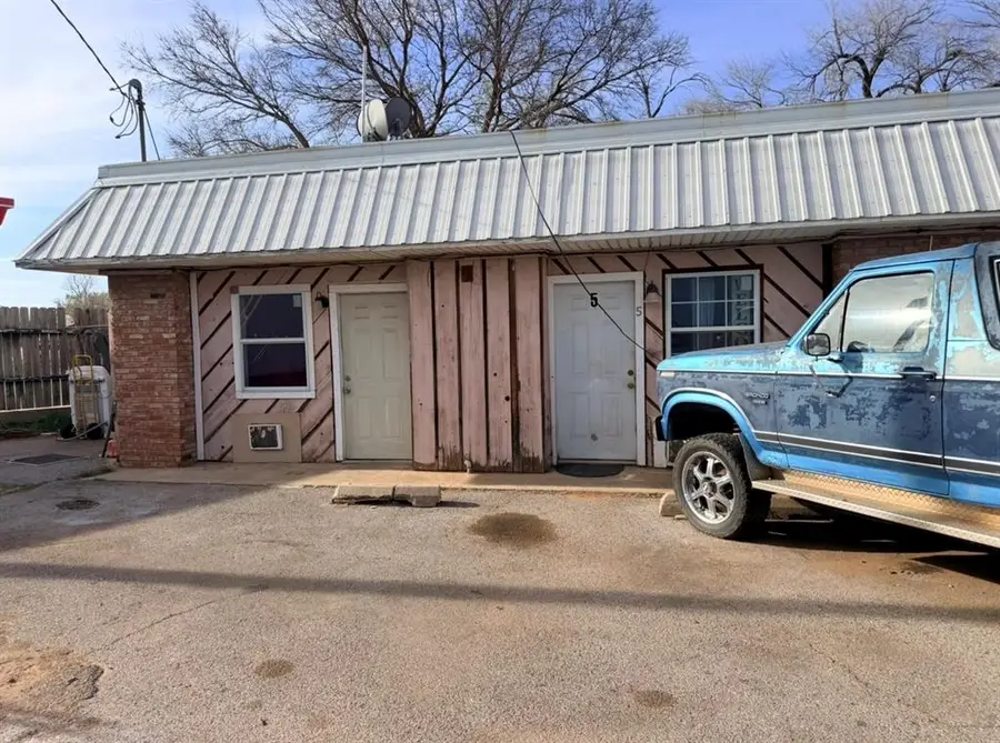 208 N 14th Street, Clinton, OK 73601 - #2