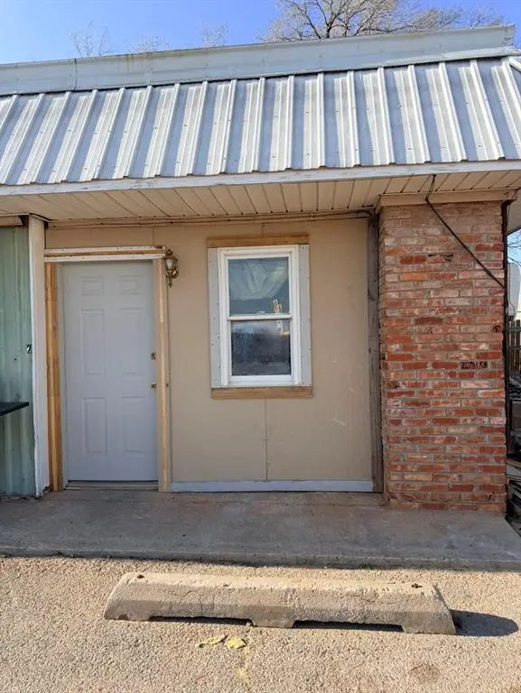 208 N 14th Street, Clinton, OK 73601 - #3