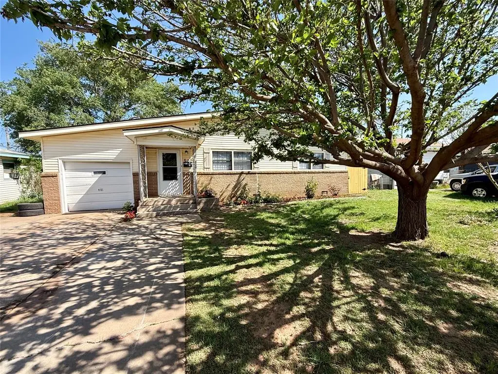 517 W Bradford Avenue, Altus, OK 73521 - #1