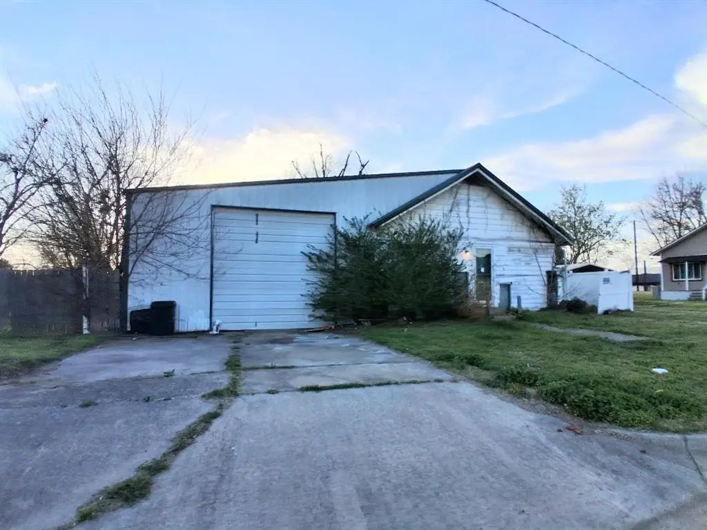 202 S Center Avenue, Shawnee, OK 74801 - #1