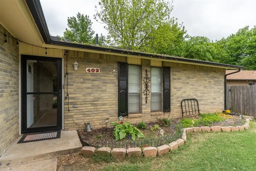 402 Oak Creek Drive, Yukon, OK 73099 - #2