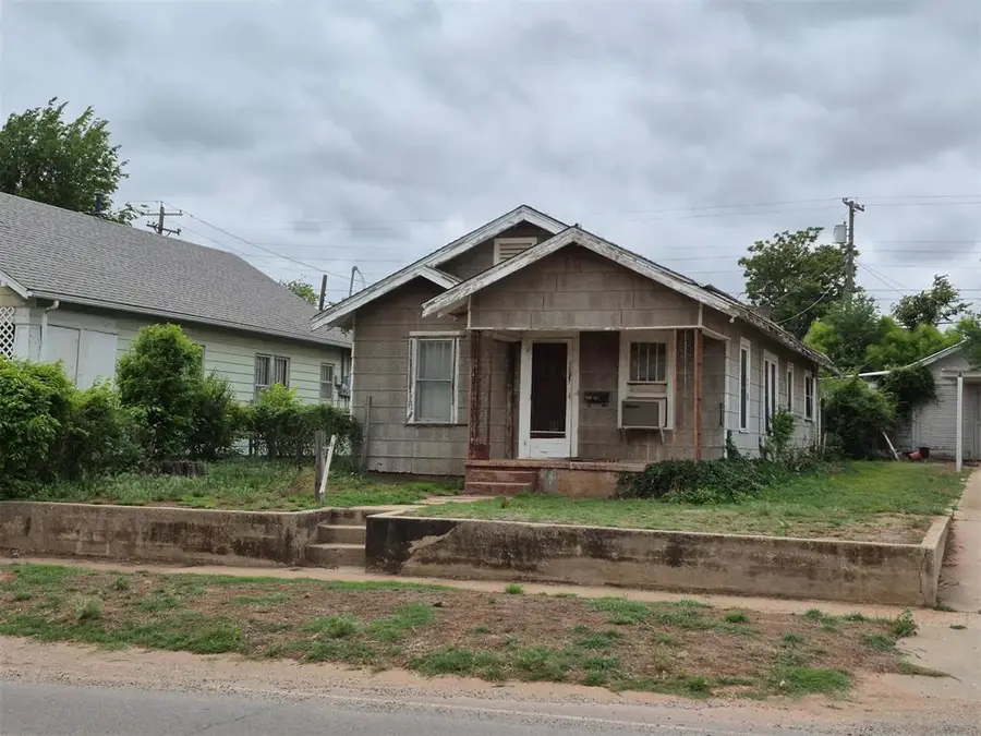 404 N 6th Street, Clinton, OK 73601 - #2
