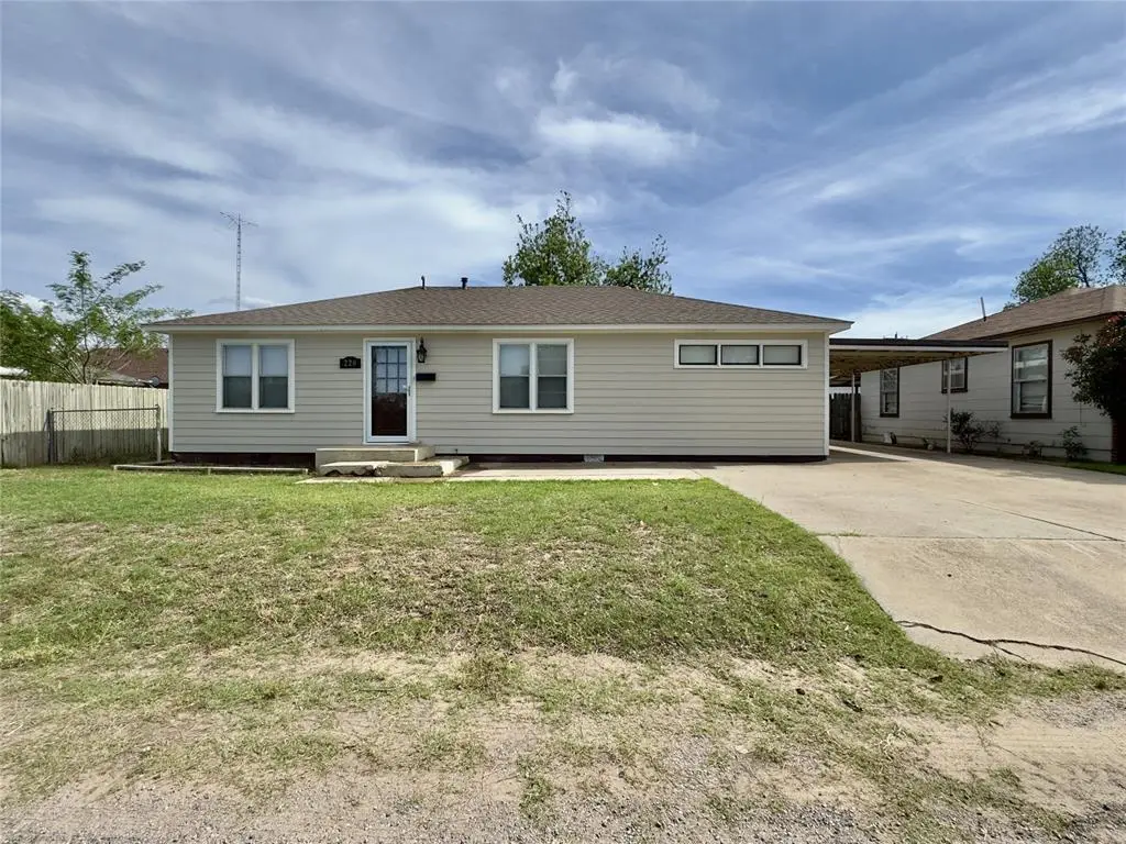 220 E Van Buren Street, Mangum, OK 73554 - #1