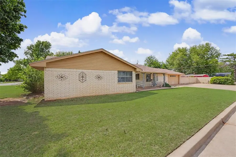 611 N Lincoln Avenue, Elk City, OK 73644 - #3