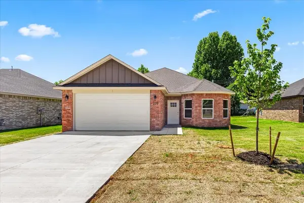 220 E Abbot Lane, Mustang, OK 73064