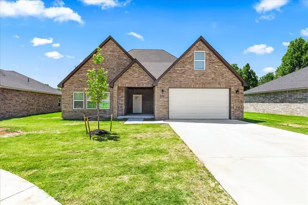 228 E Abbot Lane, Mustang, OK 73064