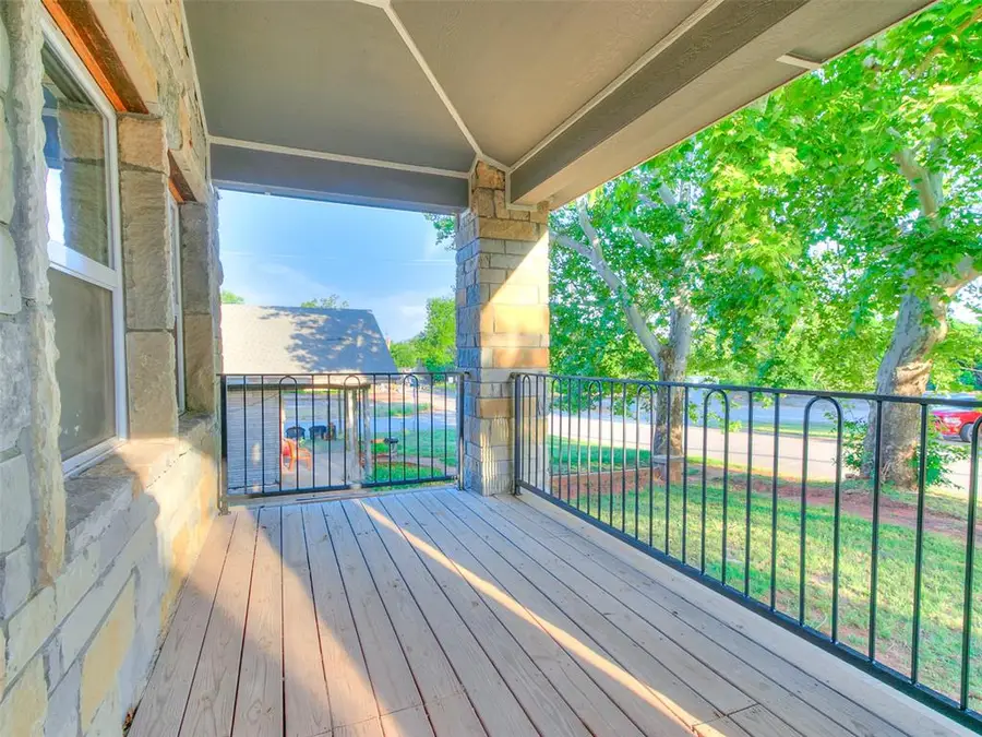 105 E College Avenue, Guthrie, OK 73044 - #3