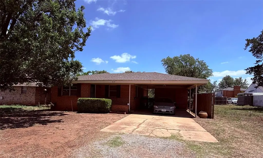 217 S 17th Street, Clinton, OK 73601 - #1
