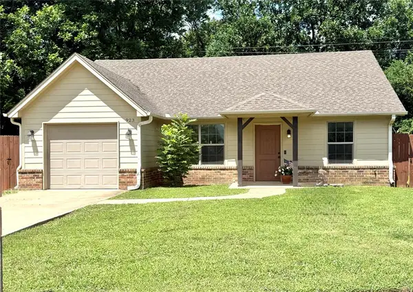 923 N Summer Tree Drive, Ada, OK 74820