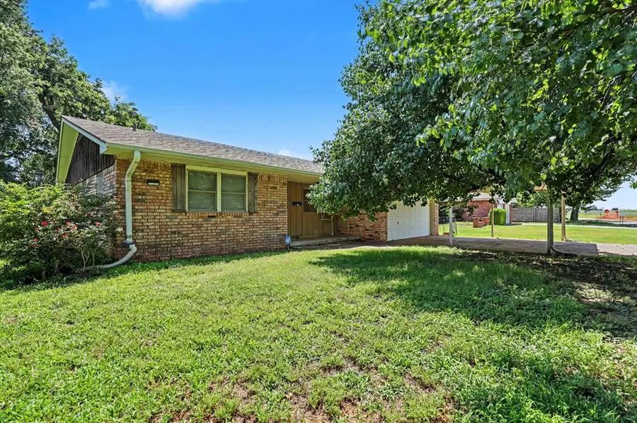 605 NW North Street, Minco, OK 73059 - #2