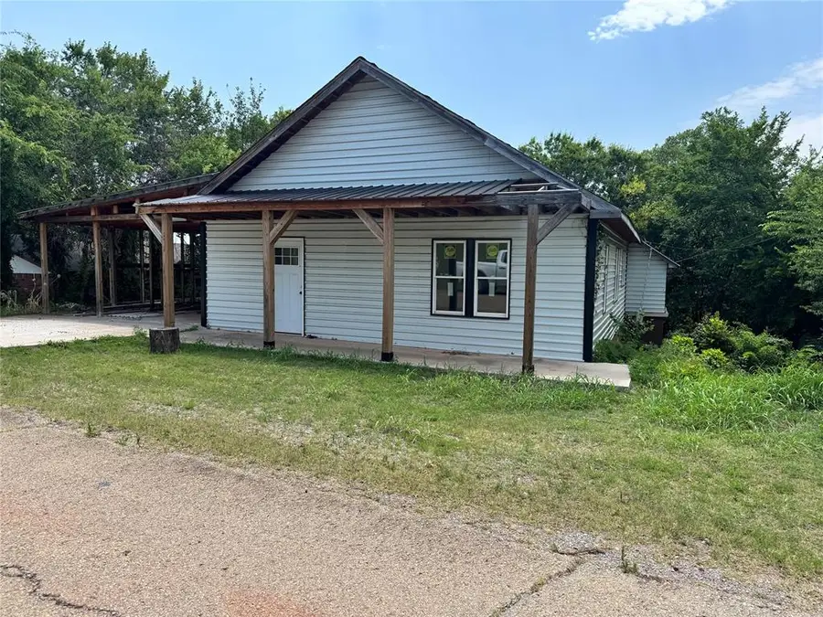 717 S Iowa Avenue, Chandler, OK 74834 - #2