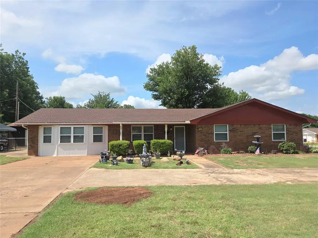 702 W Country Club Road, Chickasha, OK 73018 - #1