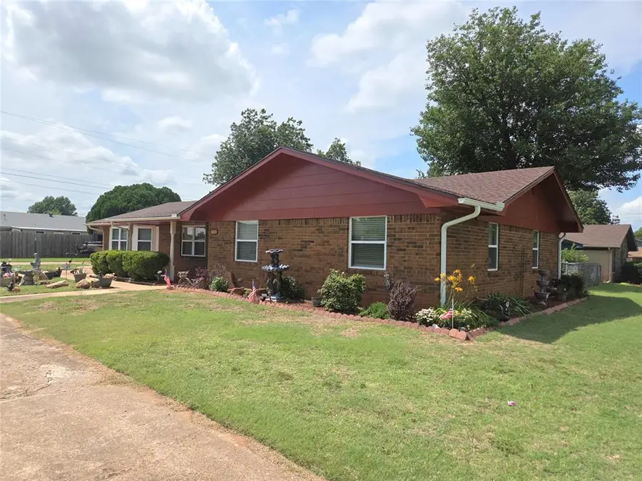 702 W Country Club Road, Chickasha, OK 73018 - #2