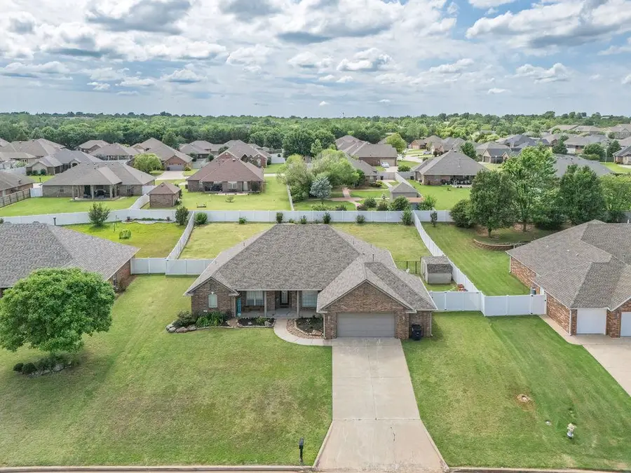 1712 Pecan Crossing Drive, Shawnee, OK 74804 - #2