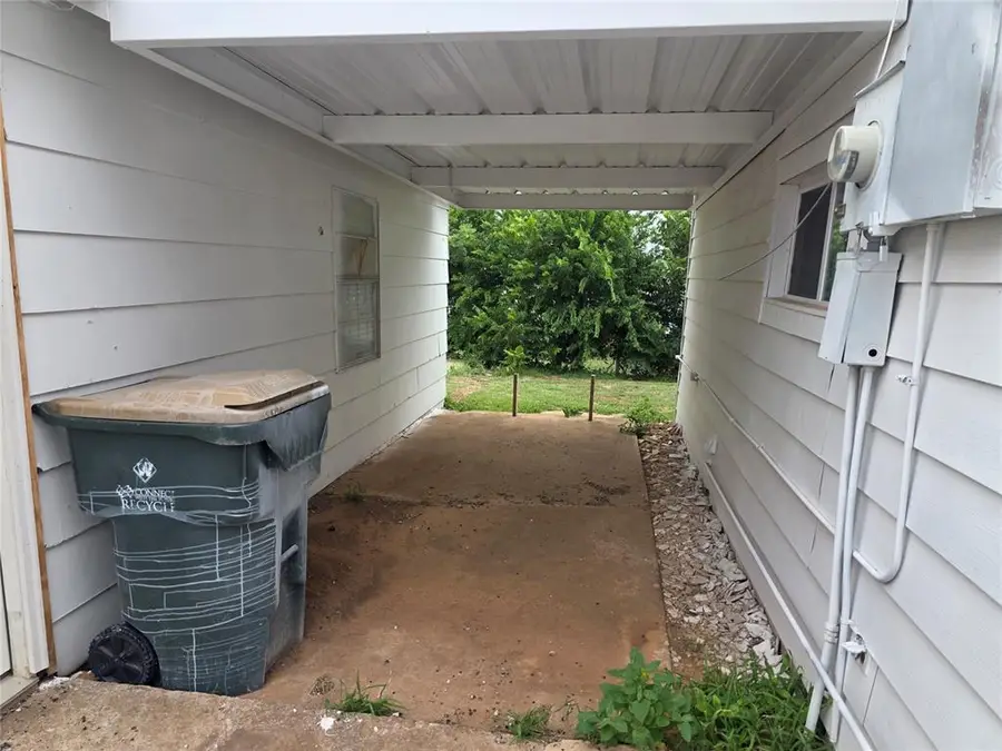 928 S 3rd Street, Chickasha, OK 73018 - #2