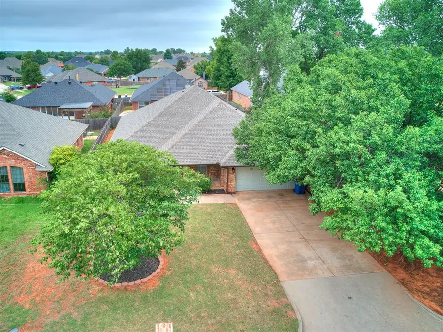 329 E Twelve Oaks Terrace, Mustang, OK 73064 - #3
