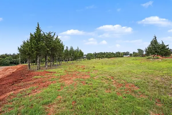 W Forrest Hills Road, Guthrie, OK 73044
