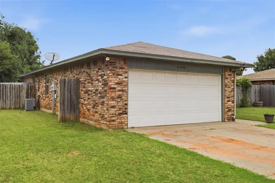 221 W Strasburg Way, Mustang, OK 73064 - #3