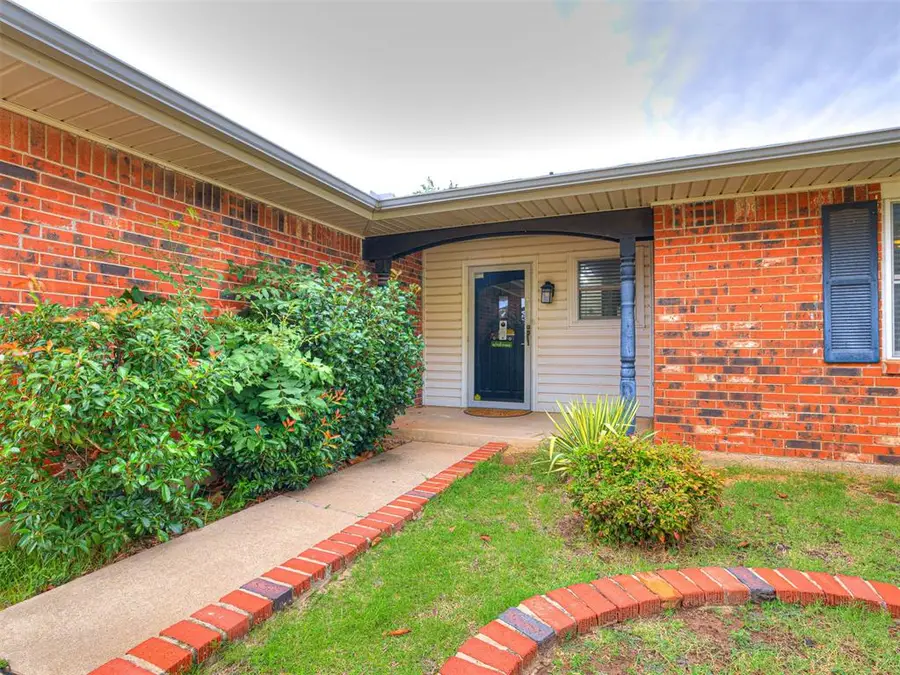 411 Oak Creek Drive, Yukon, OK 73099 - #2