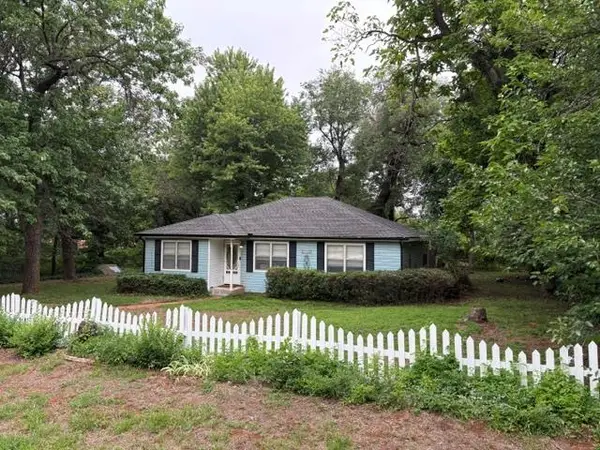 1745 E Longview Lane, Mustang, OK 73064