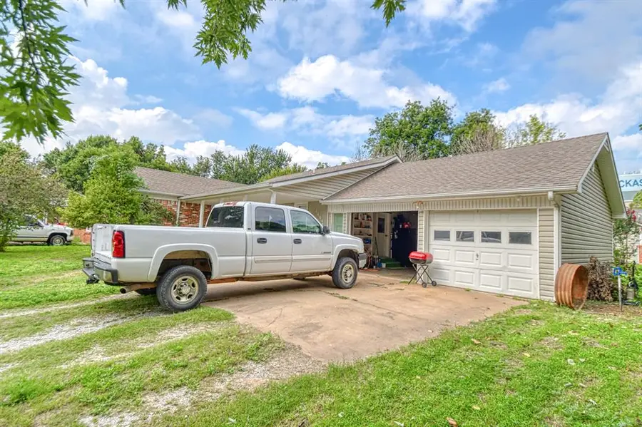 1604 S 9th Street, Chickasha, OK 73018 - #2