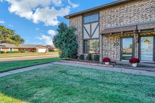 1325 Canterbury Boulevard, Altus, OK 73521