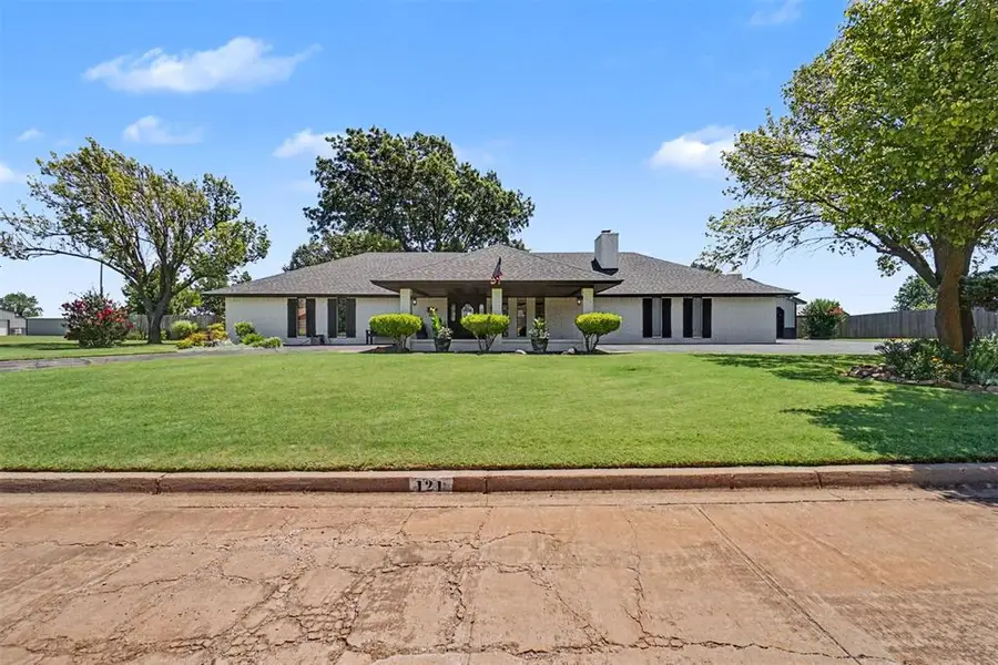 121 W Tahoe Drive, Cordell, OK 73632 - #2