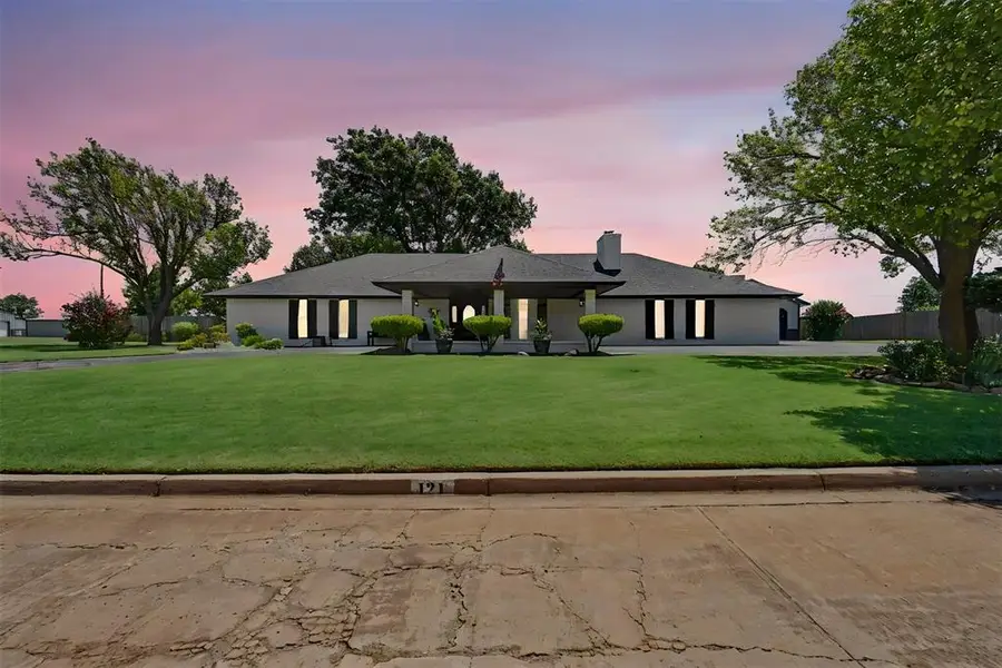 121 W Tahoe Drive, Cordell, OK 73632 - #3