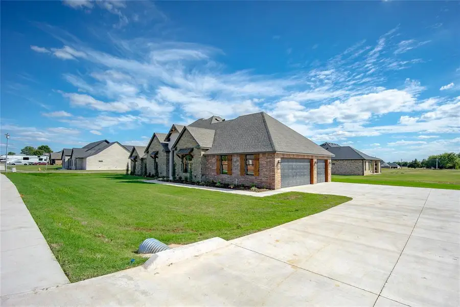 140 W Lynn Drive, Mustang, OK 73064 - #3