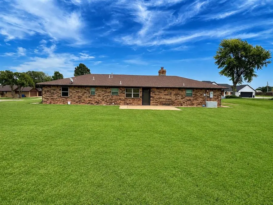 122 W Quail Drive, Cordell, OK 73632 - #2