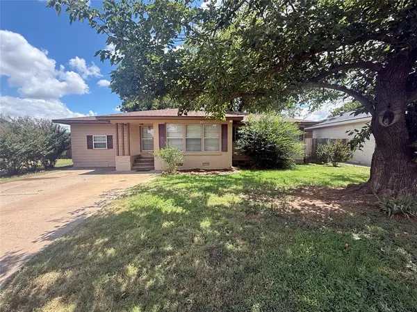 1724 N Willard Street, Altus, OK 73521