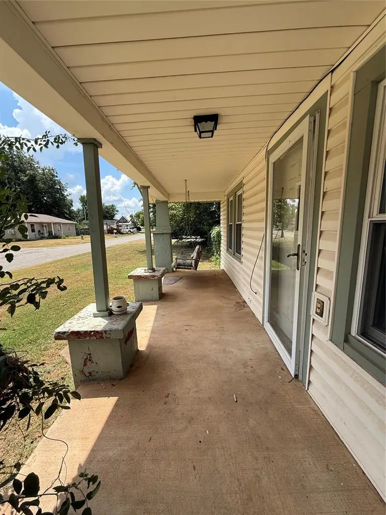 101 NW 7th St, Tuttle, OK 73089 - #3