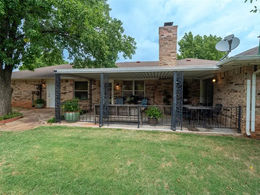 207 E Chicago Street, Shawnee, OK 74804 - #2