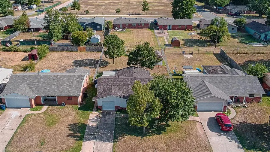 1406 W Mississippi Avenue, Chickasha, OK 73018 - #3
